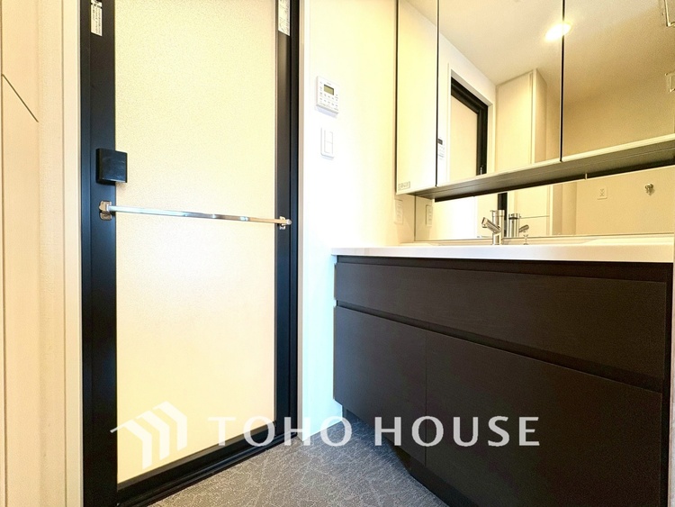 洗面 【WASHROOM】◆快適◆煌びやかな暮らしの中にも忘れたくない快適さ。大きな収納が助けてくれます。