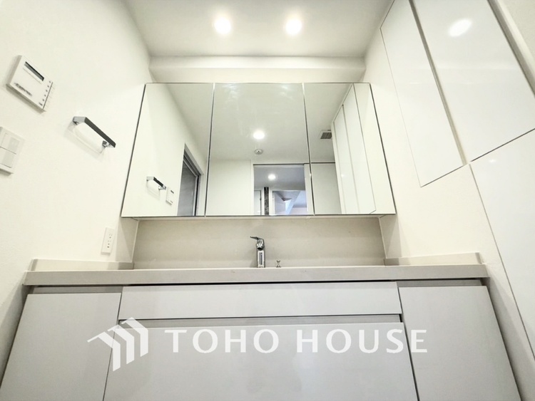 洗面 【WASHROOM】◆快適◆煌びやかな暮らしの中にも忘れたくない快適さ。大きな収納が助けてくれます。