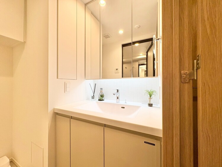 その他 清潔感を感じられる洗面化粧台。