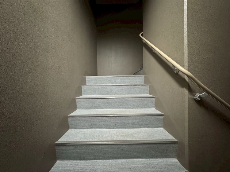その他 共用部の階段です。明るく清潔に管理されています。