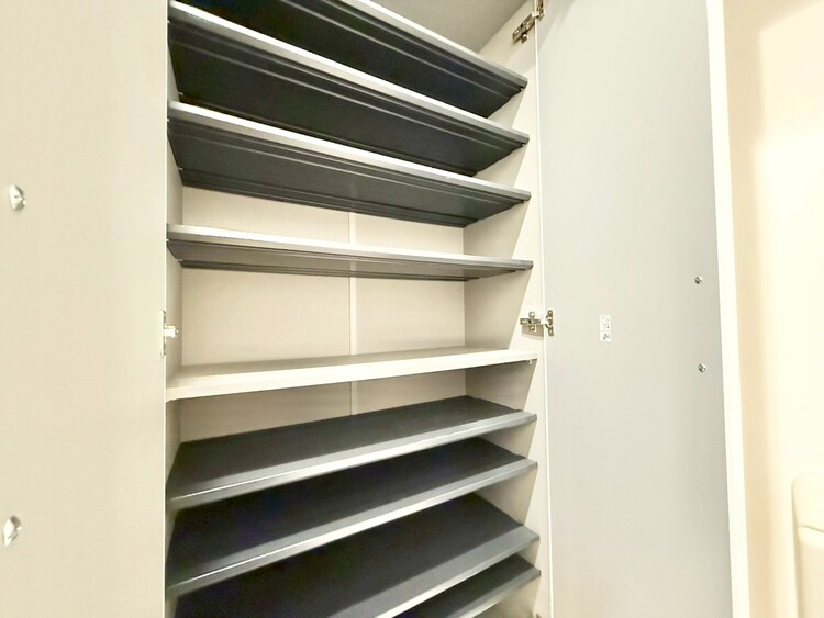 収納 家電やスーツケース、ストック品など何でも片付く嬉しい空間です。