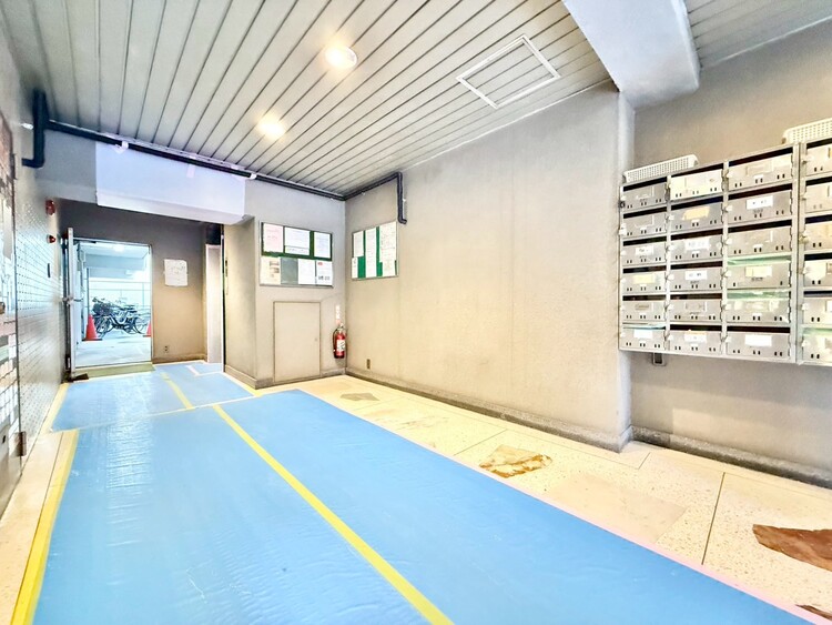 エントランス 綺麗に整備されており、行き届いた管理体制をうかがわせます。