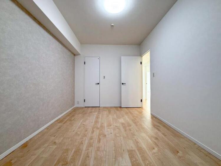 内装 自分の時間を充実させながら心豊かにできるプライベート空間！！穏やかな寛ぎを届ける仕様のゆとりある居室。個室のお部屋が欲しいという要望に応える設計で、過ごす時間が長くてもゆったり落ち着いて過ごせそう！！ 