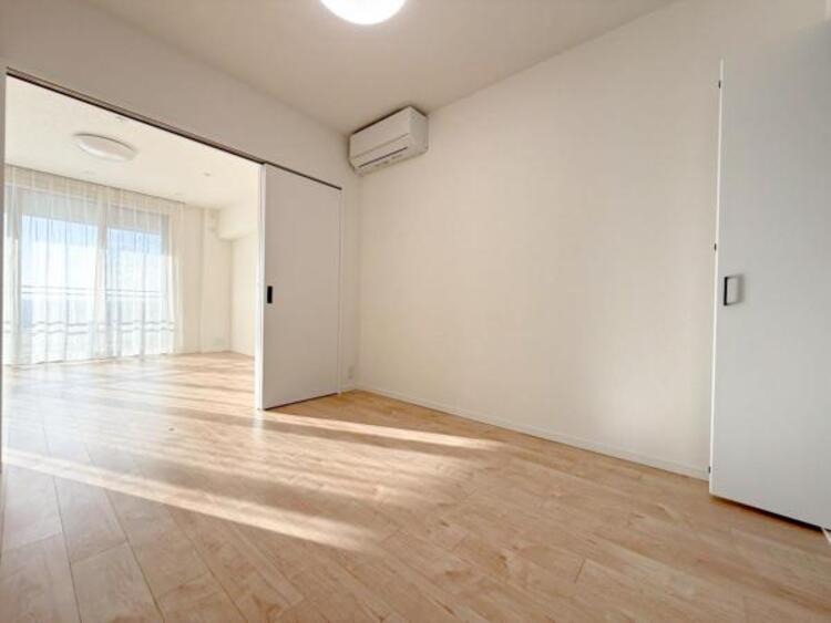 内装 居室はひとり時間を過ごせる安らげるお部屋として活用できます！収納スペースあり！荷物が多くても十分！！ベッドや勉強机、テレビなどを置きたい場合におすすめ！！過ごす時間が長くてもゆったり過ごせそうですね！ 