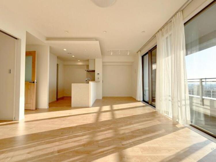 居間 家族の会話や笑顔が行き交うリビングで、子供を走り回らせたい。ダイニングテーブルでゆったり食事を堪能。光と風が溢れる開放的なリビングダイニングには、くつろぎの空間を生み自然と家族みんなが集まってきます 