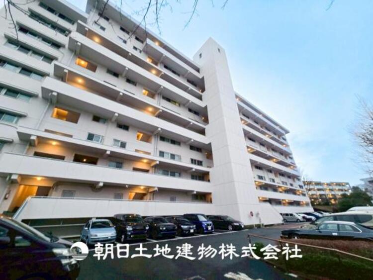 外観 【外観写真】暮らしの中でのたくさんの光と心地よい風を演出してくれています。見事なまでの開放的な空間をお楽しみください