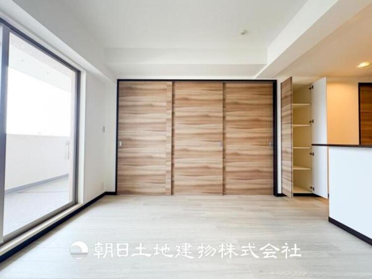 居間 大切なご家族、招いた友人と過ごすひと時を溢れる光が優しく包み込む空間。