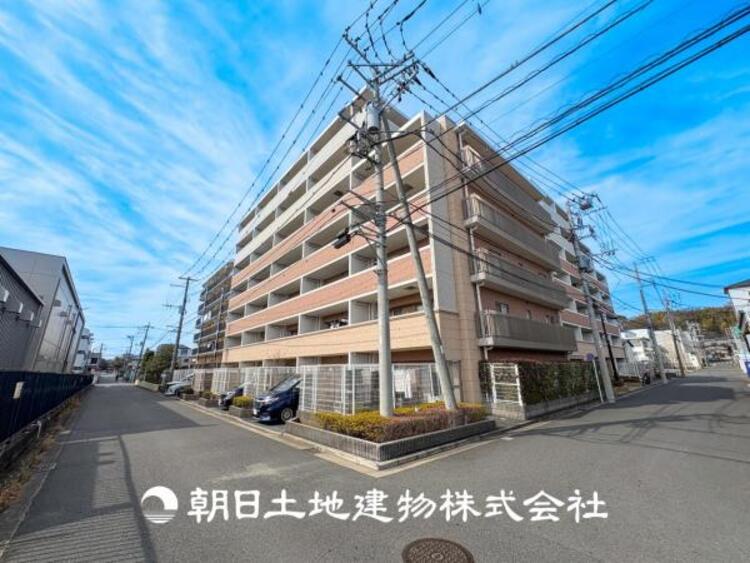 外観 時間のゆとりと空間、暖かな陽光がもたらす光と風を独占してください。