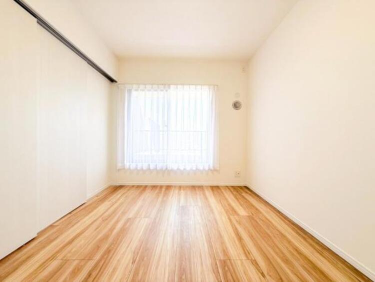 内装 穏やかな寛ぎあじわえるお部屋では有意義な時間がつくれます！大きな窓からと陽光が注がれる明るい空間！光もアクセントの一つとして。一人時間も充実したものにできるプライベートルームは日々を豊かにします！！