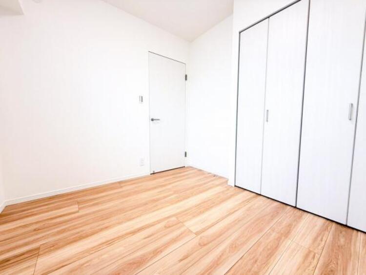 内装 居室はひとり時間を過ごせる安らげるお部屋として活用できます！収納スペースあり！荷物が多くても十分！ベッドや勉強机、テレビなどを置きたい場合におすすめ！！過ごす時間が長くてもゆったり過ごせそうですね！