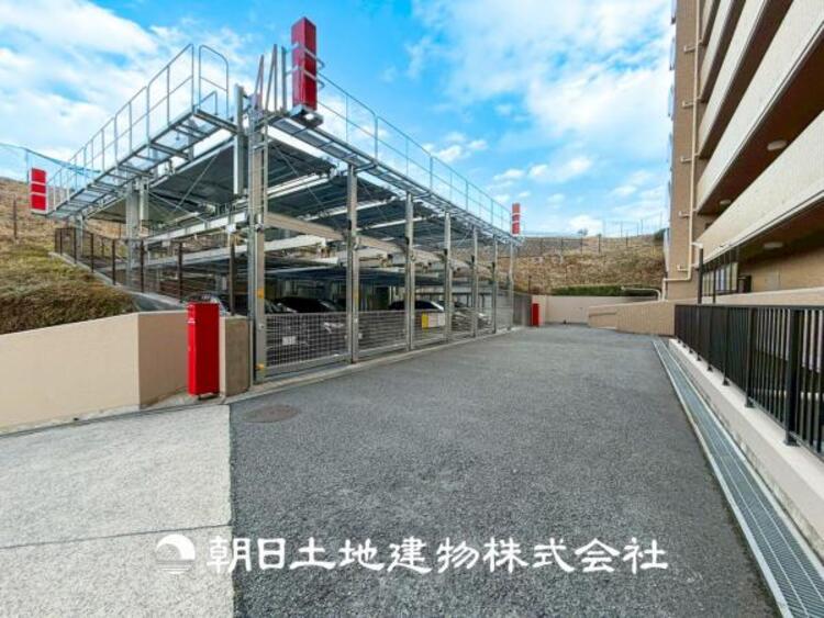 駐車場 【駐車場】ゆったりとした駐車スペースを確保いたしましたので、大きめのお車でも駐車可能です。