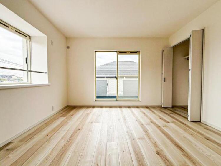 内装 陽光がたっぷりと取り込め大きな窓で広々と安らげる快適空間です窓からの眺めは気持ち良い解放感ある光景！おだやかな寛ぎを届けるお部屋で、趣味などの時間も充実した時間をアイデアや工夫次第で過ごせそうですね！ 