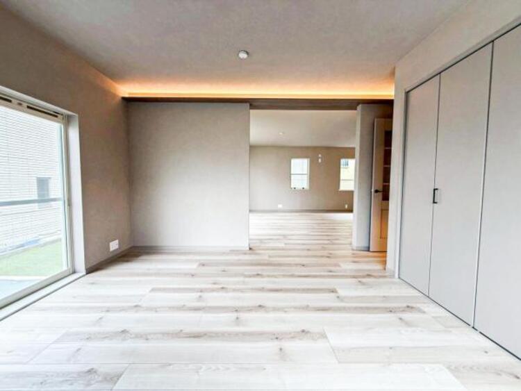 内装 採光を確保した明るい室内は風通しも良く穏やかな時が流れます！様々な生活スタイルにも対応可能な間取り。採光もアクセントの一つとして。この明るい好みの空間で読書をしたり、音楽を聞いたりと一人の時間も充実！ 