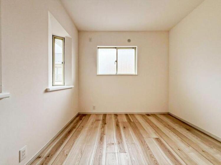 内装 自分の時間を充実させながら心豊かにできるプライベート空間！！穏やかな寛ぎを届ける仕様のゆとりある居室。個室のお部屋が欲しいという要望に応える設計で、過ごす時間が長くてもゆったり落ち着いて過ごせそう！！ 