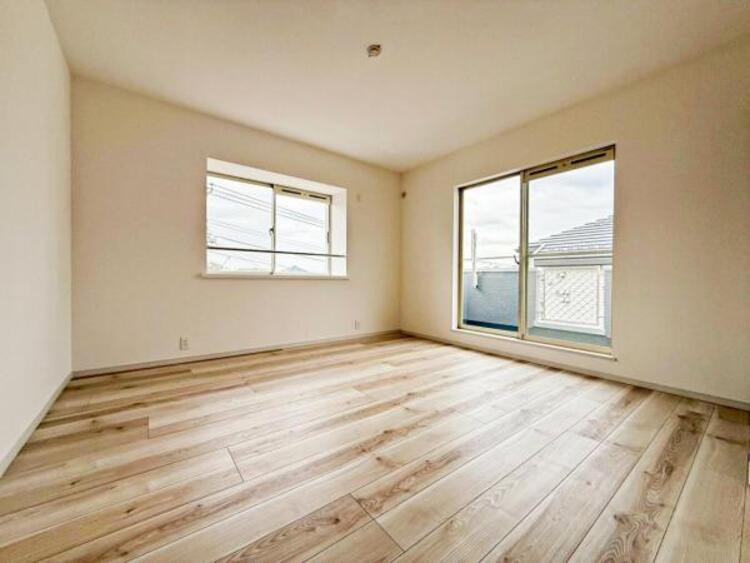 内装 居室はひとり時間を過ごせる安らげるお部屋として活用できます！収納スペースあり！荷物が多くても十分！！ベッドや勉強机、テレビなどを置きたい場合におすすめ！！過ごす時間が長くてもゆったり過ごせそうですね！ 