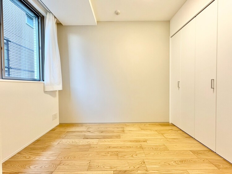 寝室 ベッドも十分に設置するスペースがあります。