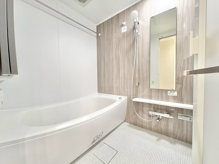 風呂 一日の疲れを癒すバスルームは、心地よいリラックスを叶える清潔感溢れる空間です。