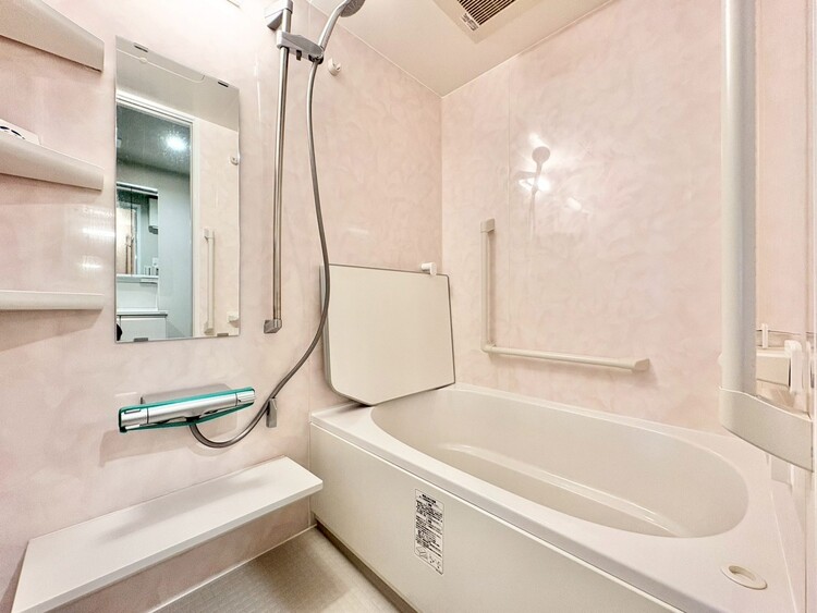 風呂 一日の疲れを癒すバスルームは、心地よいリラックスを叶える清潔感溢れる空間です。