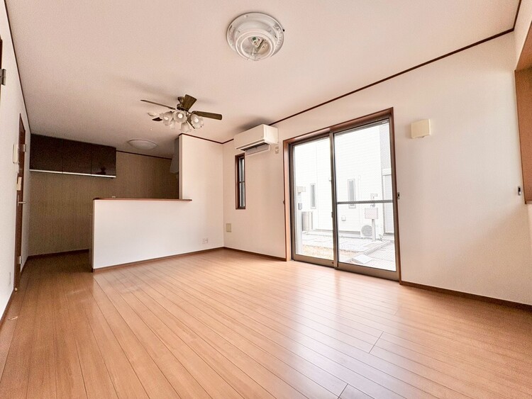 居間 忙しく過ぎゆく日常を置き去るほど、ゆったりした時間が流れるリビング。