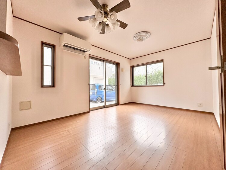 居間 飾り過ぎないシンプルな内装と偏り過ぎないデザインで統一しました。