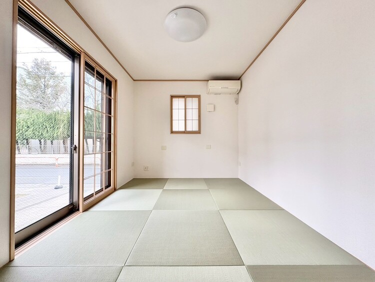 居間 木の温もりを感じながら、落ち着く和室でくつろぎください。