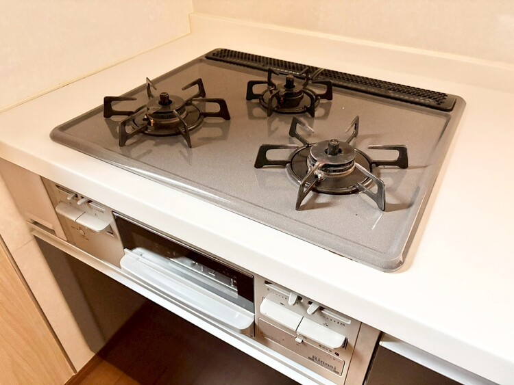 設備 3口コンロでお料理の効率もアップ。使い勝手の良さを考えました。