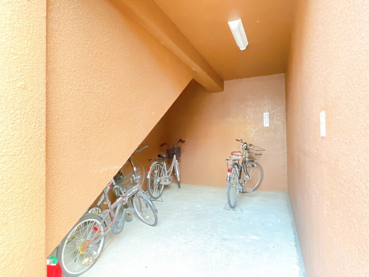 設備 きちんと整備された駐輪場。住む方の心遣いが感じられます。