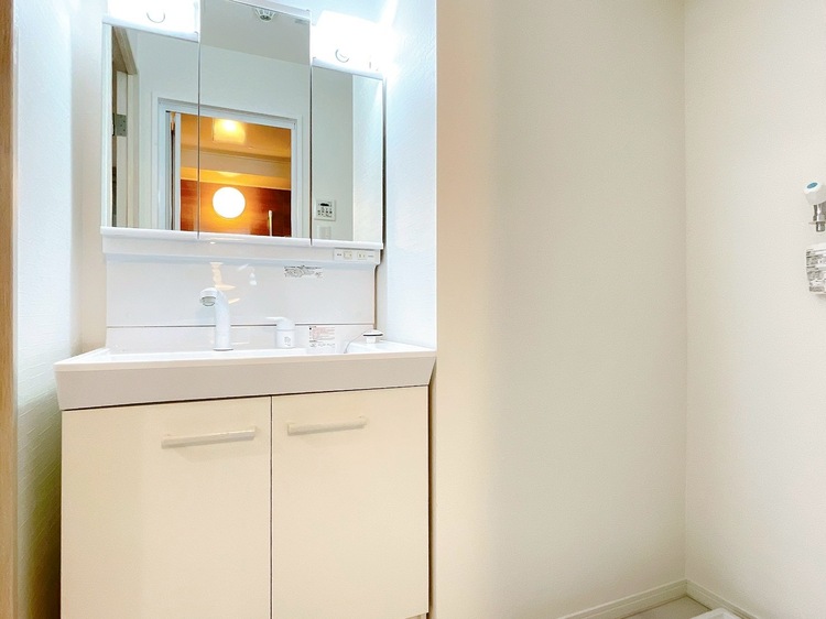 洗面 何かと物が増える場所だからこそ、スッキリと見映えの良い空間に。
