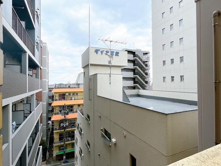 バルコニー 窓を開けると広がる青空。心をリフレッシュして日々を過ごしていきましょう。