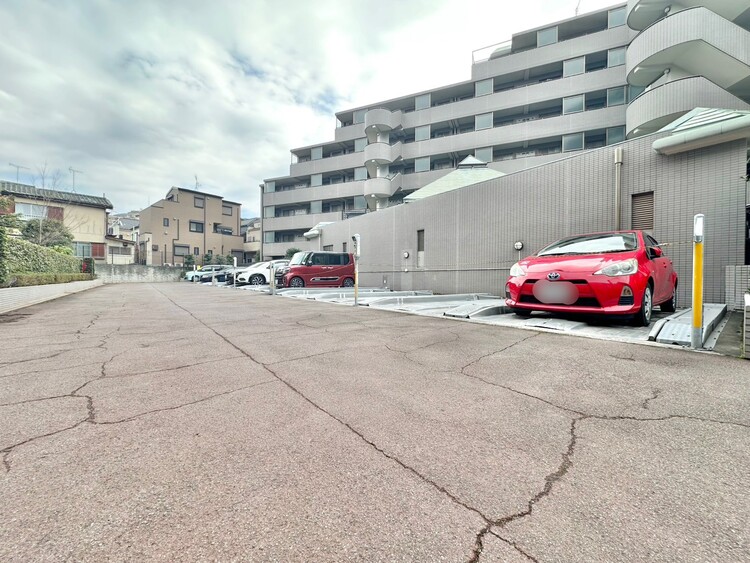 駐車場 本物件の駐車スペースです。車種制限のある場合もございますので、お気軽にお問い合わせくださいませ。