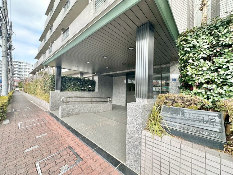 エントランス 外と内をつなぐエントランスは、まさに顔となる場所。