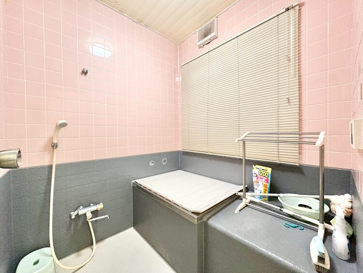 風呂 一日の疲れを癒すバスルームは、心地よいリラックスを叶える清潔感溢れる空間です。