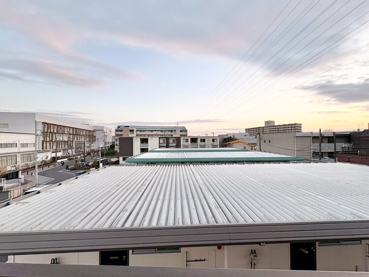 バルコニー 窓を開けると広がる青空。心をリフレッシュして日々を過ごしていきましょう。