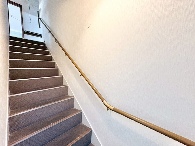 その他 落ち着いた雰囲気の階段。手すりも常設しているので、ゆったりお使いになれます。