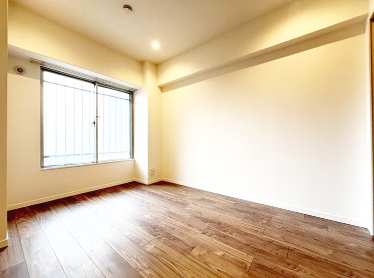 寝室 ベッドも十分に設置するスペースがあります。