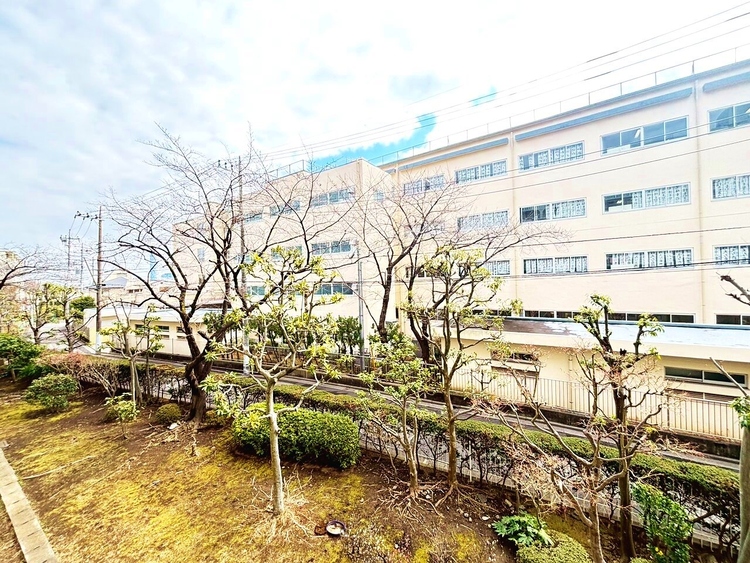 バルコニー 窓を開けると広がる青空。心をリフレッシュして日々を過ごしていきましょう。