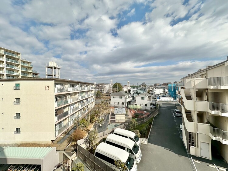 バルコニー 窓を開けると広がる青空。心をリフレッシュして日々を過ごしていきましょう。