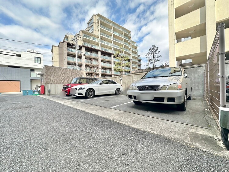 駐車場 本物件の駐車スペースです。車種制限のある場合もございますので、お気軽にお問い合わせくださいませ。