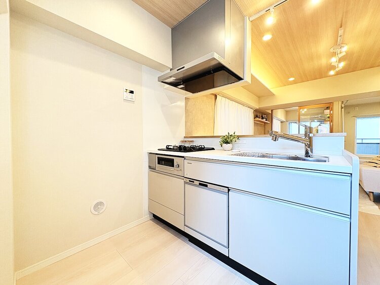 キッチン スマートな意匠と充実の機能を備えたキッチンが、暮らしにおいしい彩りを添えます。