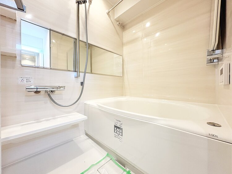 風呂 一日の疲れを癒すバスルームは、心地よいリラックスを叶える清潔感溢れる空間です。