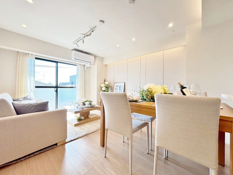 居間 居心地の良い空気感は、暮らしのステージを彩り、心からのやすらぎと満足感を与えてくれます。