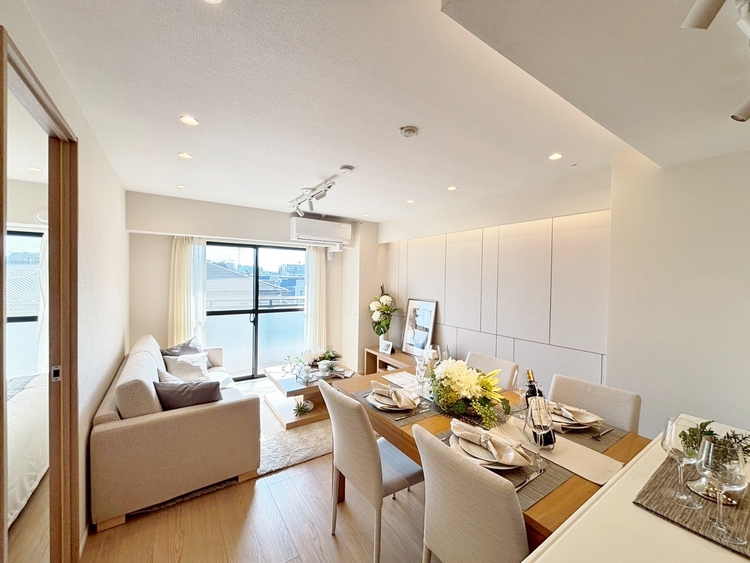 居間 飾り過ぎないシンプルな内装と偏り過ぎないデザインで統一しました。