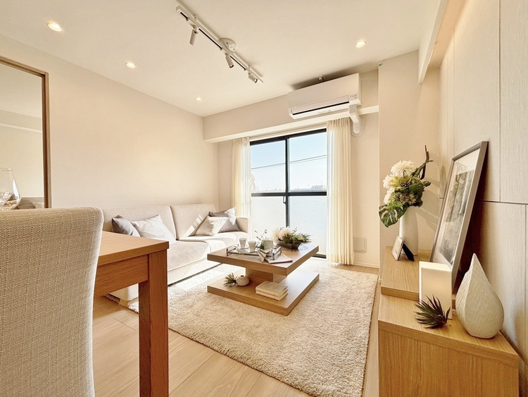 居間 快適に過ごす毎日を求めて、暮らしの中でご自身の「マイホーム」に創り上げてください。