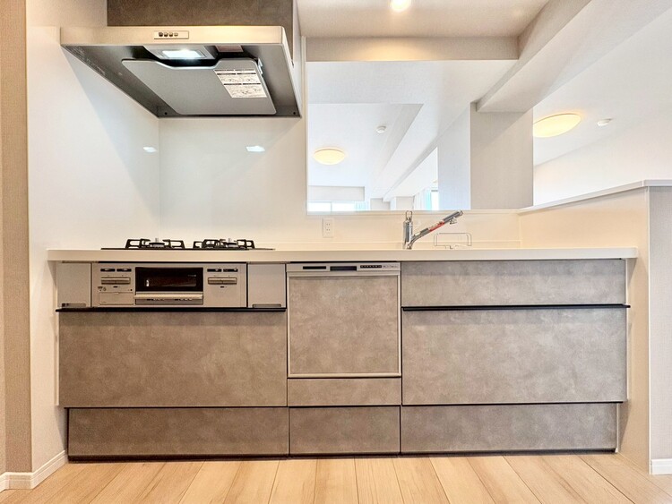 キッチン スマートな意匠と充実の機能を備えたキッチンが、暮らしにおいしい彩りを添えます。