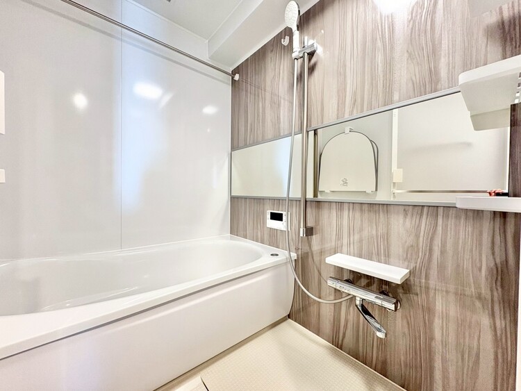 風呂 一日の疲れを癒すバスルームは、心地よいリラックスを叶える清潔感溢れる空間です。