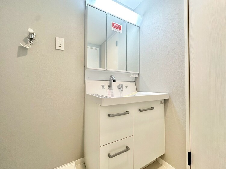 洗面 何かと物が増える場所だからこそ、スッキリと見映えの良い空間に。