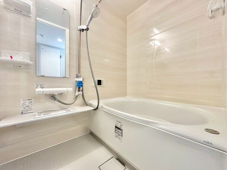 洗面 一日の疲れを癒すバスルームは、心地よいリラックスを叶える清潔感溢れる空間です。