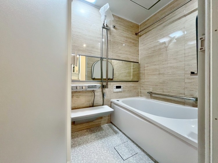 風呂 一日の疲れを癒すバスルームは、心地よいリラックスを叶える清潔感溢れる空間です。