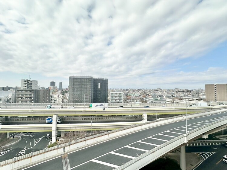 バルコニー 窓を開けると広がる青空。心をリフレッシュして日々を過ごしていきましょう。