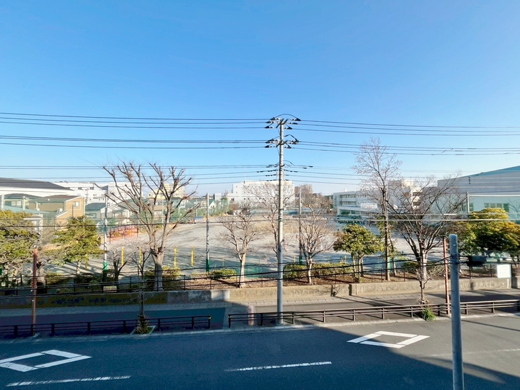 バルコニー 窓を開けると広がる青空。心をリフレッシュして日々を過ごしていきましょう。